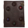 Notizbuch mit geprägter keltischem Buchstabe A und sieben Chakra-Steinen auf dem Ledereinband